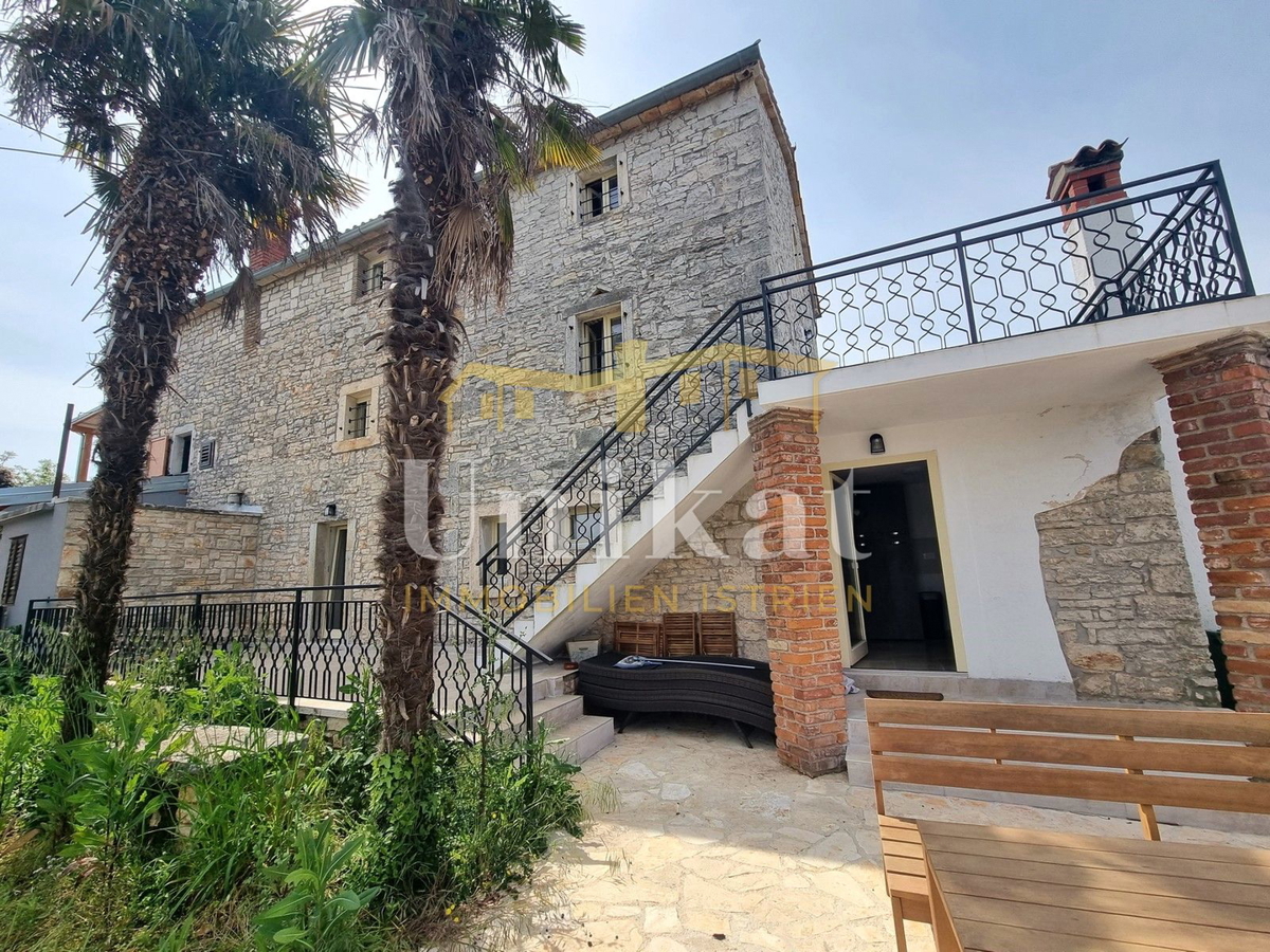 Renovirana kamnita hiša s bazenom 3 km od morja